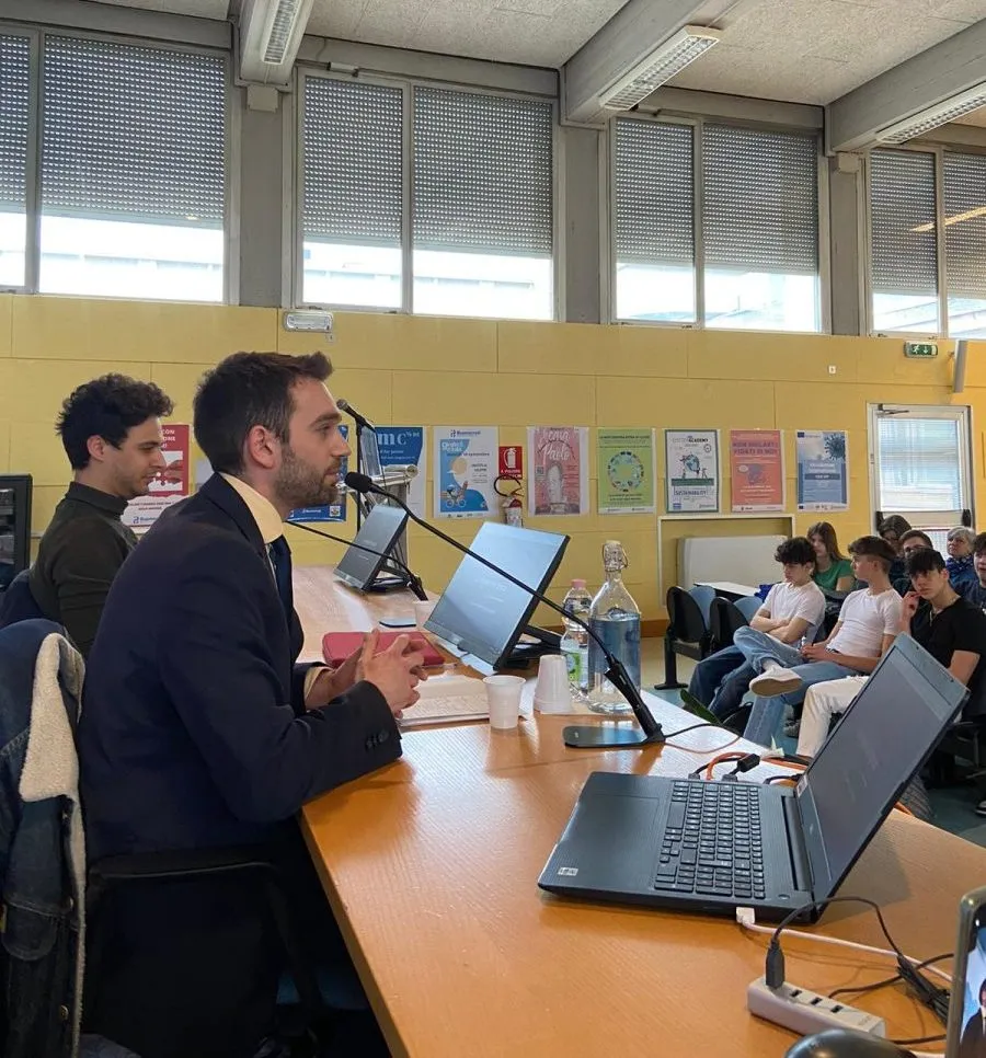 Federico Cuculachi durante una conferenza in università